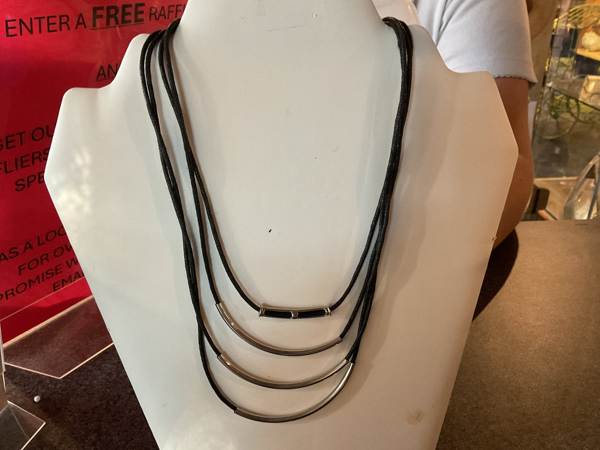UJ1016 4 black stings with silver bar Necklace
