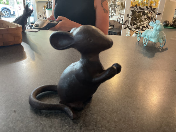 UX4432 Mouse Standing