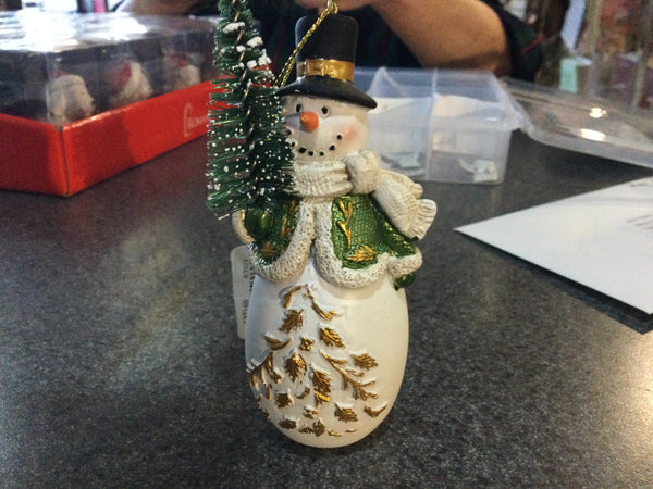 Muñeco de nieve con adorno de árbol